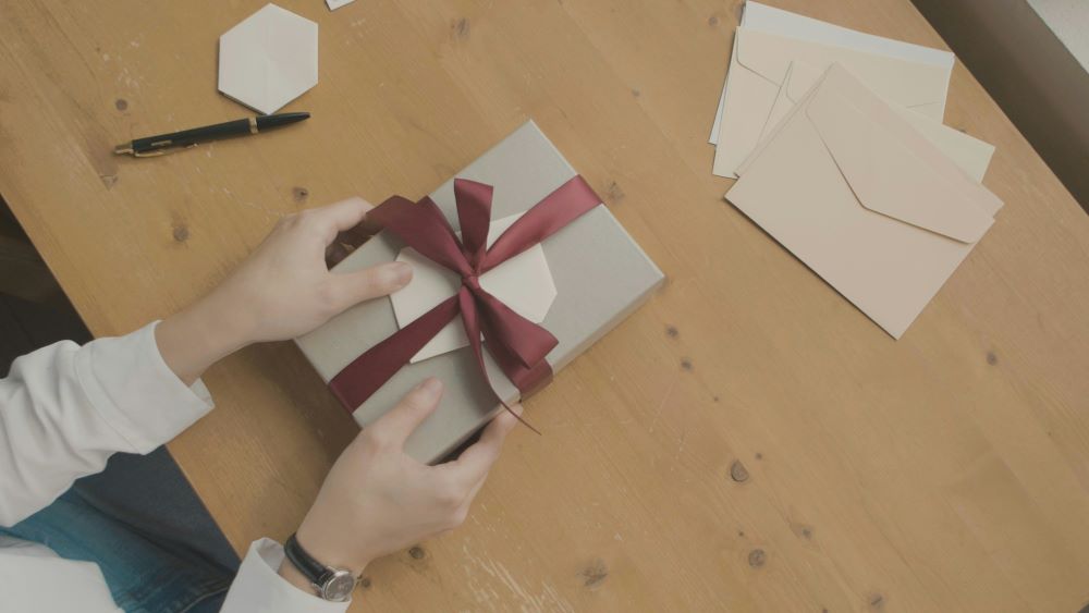 Corporate Gifting: Un instrument strategic pentru păstrarea angajaților și loializarea clienților