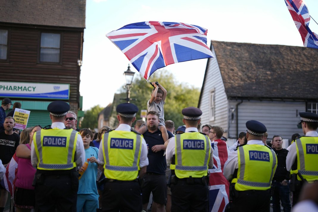 Guvernul britanic se confruntă cu o presiune sporită din cauza protestelor migranților