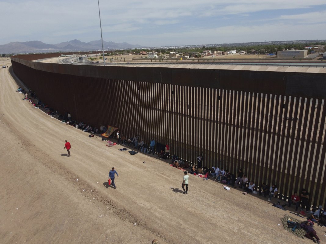 Hotărârea lui Trump de a colora în negru zidul de la frontiera cu Mexicul