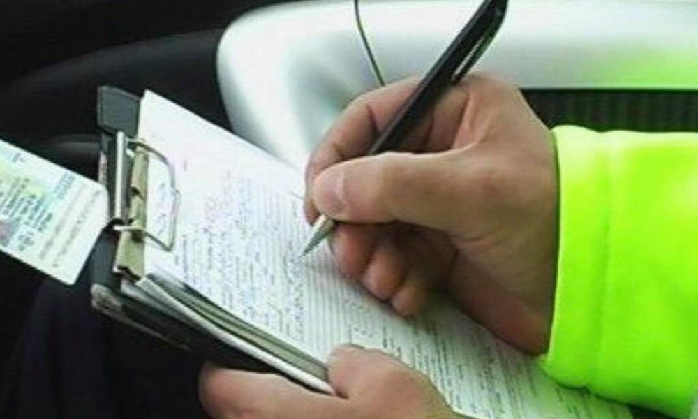 Livrator străin înregistrat de camerele de supraveghere în timp ce manifesta un comportament agresiv
