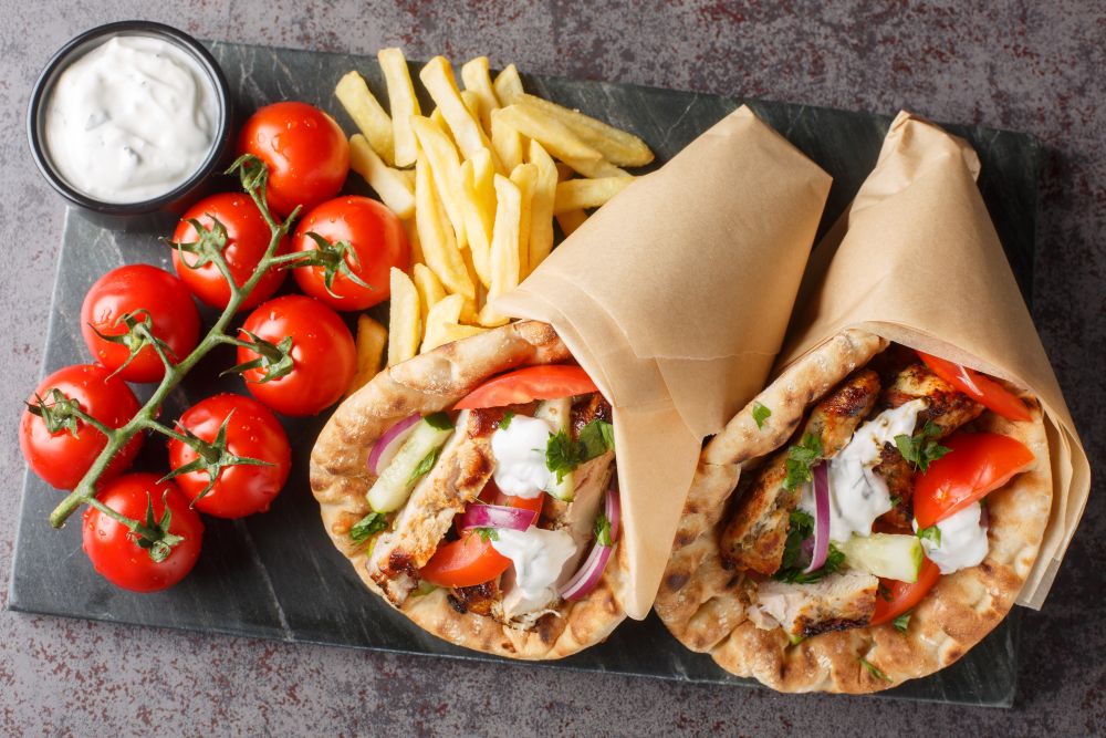Până și grecii au ajuns să fie supărați! Souvlaki se costă continuu și devine aproape un fel de mâncare extravagant.