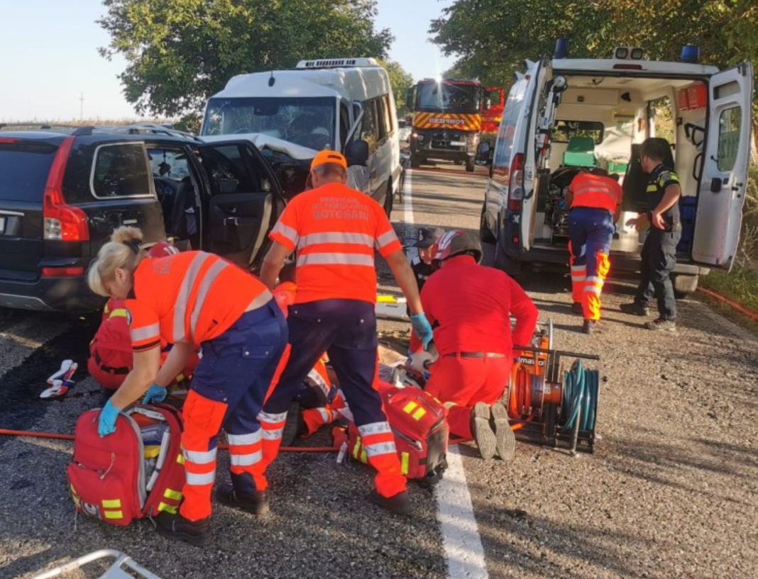 Accident grav în județul Botoșani între un microbuz și un autoturism: numeroase persoane rănite, trafic întrerupt / Activarea Planului Roșu de Intervenție