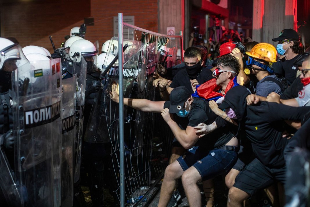 Agențiile de spionaj ale Rusiei acuză Uniunea Europeană de tentativă de a provoca un „Maidan” în Belgrad: „Tineretul este inflamat pentru a instala un guvern fidel Bruxelles-ului”