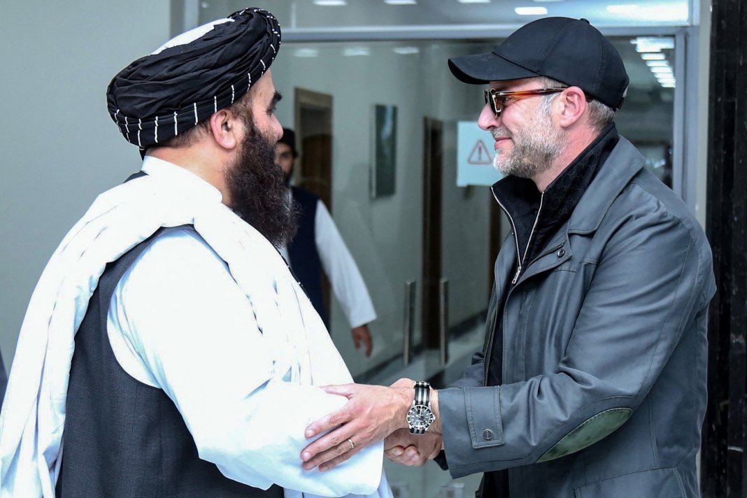 America și-a reluat discuțiile cu talibanii: obiectivul vizitei unui oficial american la Kabul