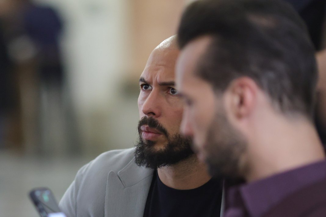 Cei doi frați Tate susțin că un individ înarmat a încercat să pătrundă în locuința lor din Voluntari în timpul unei transmisiuni live. Răspunsul poliției