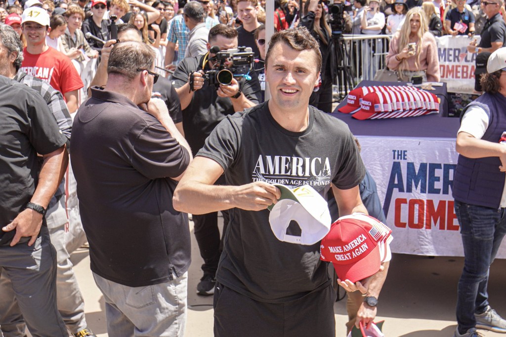 Ceremonia funerară a lui Charlie Kirk: Mii de persoane anticipate să participe la slujba de pe un stadion din Arizona; Trump și oficiali vor lua cuvântul