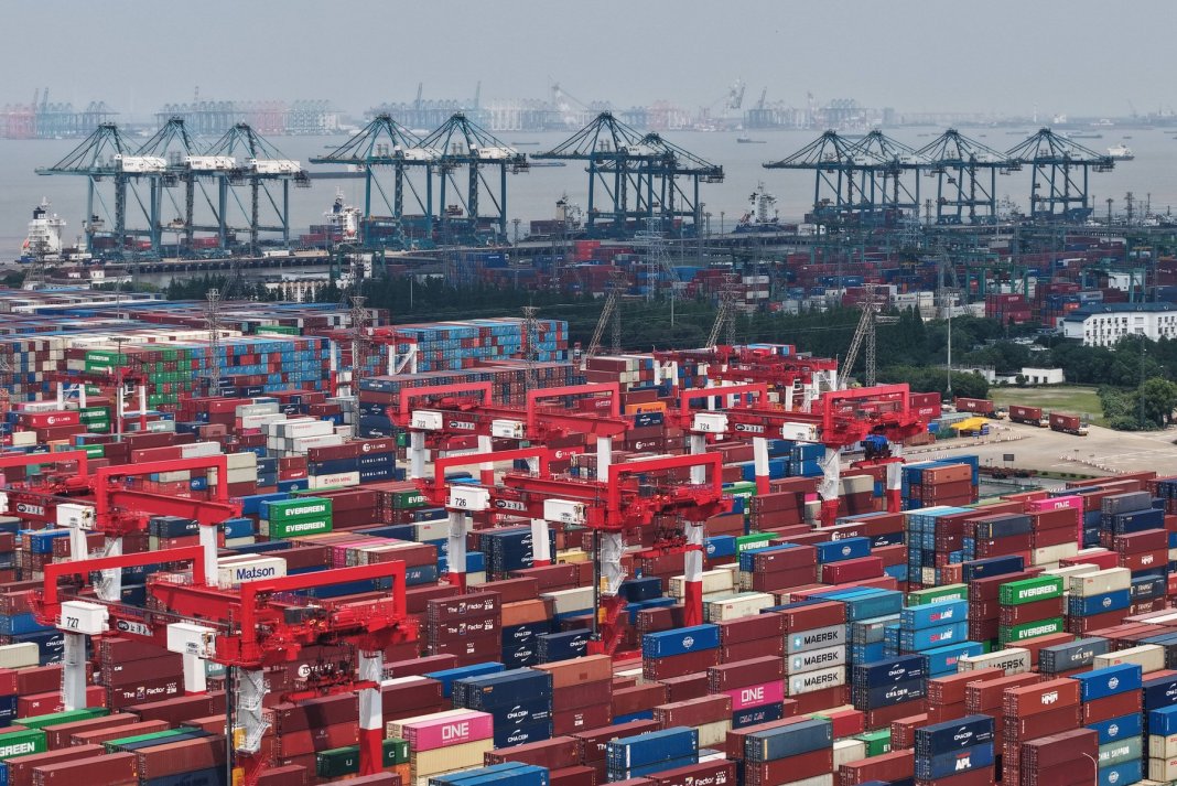 China inundă piața globală cu o cantitate fără precedent de produse la preț redus ca urmare a tarifelor vamale impuse de Statele Unite.