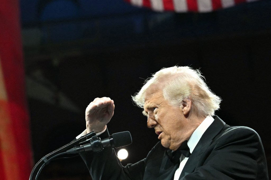 Donald Trump transmite o felicitare cu insinuări sexuale către Jeffrey Epstein, dezvăluită de membrii democrați ai Congresului.