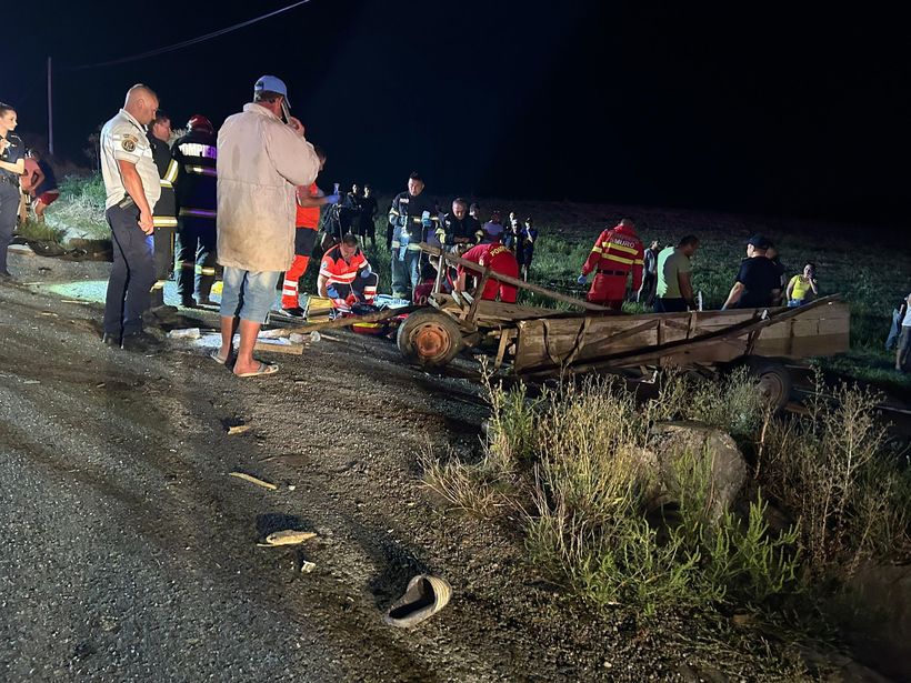 Două persoane au murit și trei au fost rănite, inclusiv o femeie tânără însărcinată, într-un accident care a implicat o autoutilitară și o căruță în județul Iași