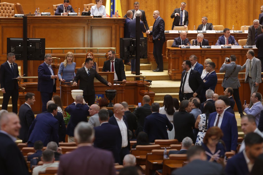 Programul moțiunilor de cenzură înaintate de AUR, POT și SOS România, o situație fără precedent în politica din România / Informații despre vot