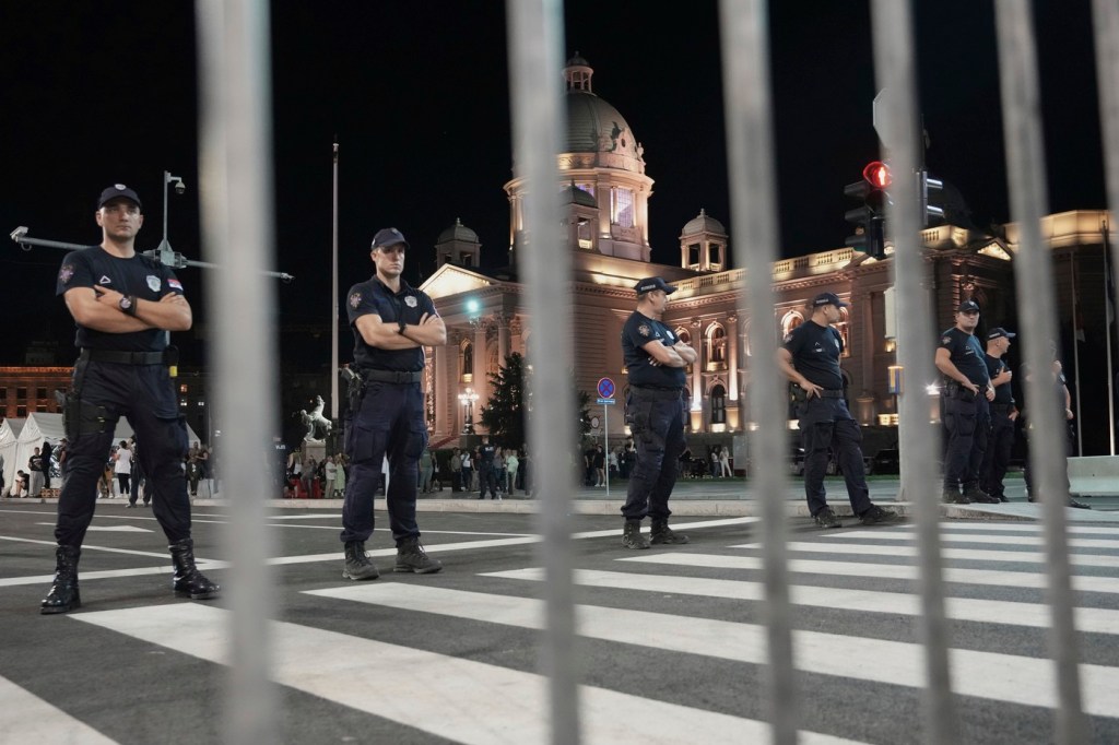 Scene remarcabile din Serbia: Mii de persoane solicită alegeri anticipate pe bulevardele Belgradului.