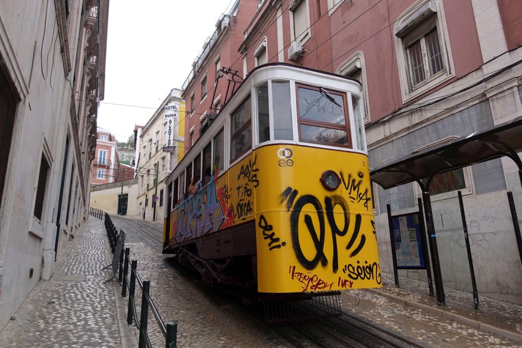 Tragedie În Lisabona: 15 Decedați în Urma Deraiării unui Renumit Funicular (VIDEO)