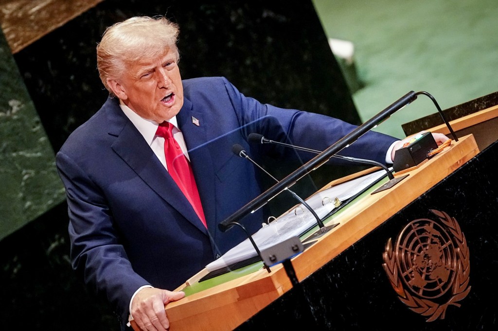 Trump avertizează Rusia cu tarife vamale severe, însă vizează și partenerii europeni.