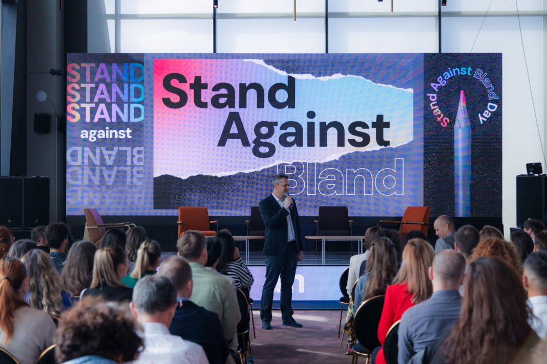 UM România se alătură inițiativei mondiale „Stand Against Bland” printr-un eveniment de lansare creativ ce abordează diferențierea, viziunea diversificată, influența culturală și fundamentul unui marketing semnificativ.
