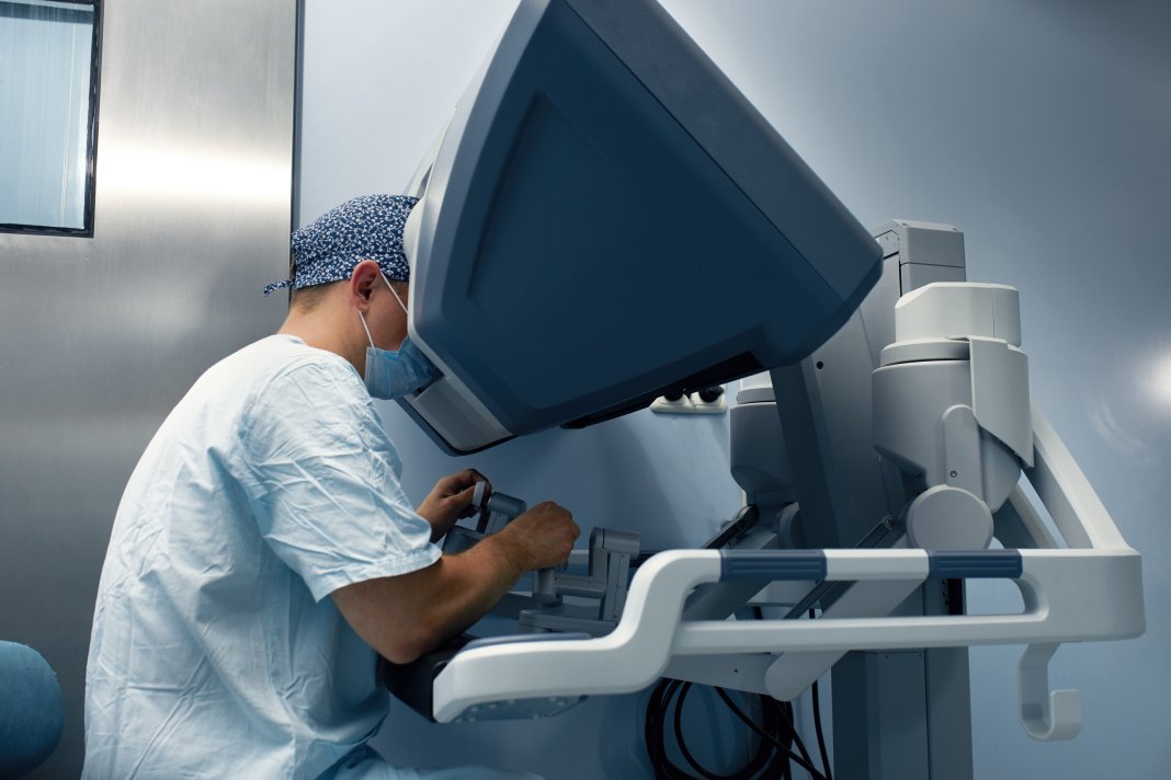 Un bărbat de 74 de ani din Brașov își restabilește viața după refacerea vezicii utilizând intestin, realizată prin intervenție robotică la MedLife.