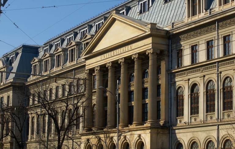 Avertizare roșie de ploi abundente în București și 5 județe. Jumătate din țară sub atenționări meteo / DSU: Stați în locuințe. Asigurați ușile și ferestrele.