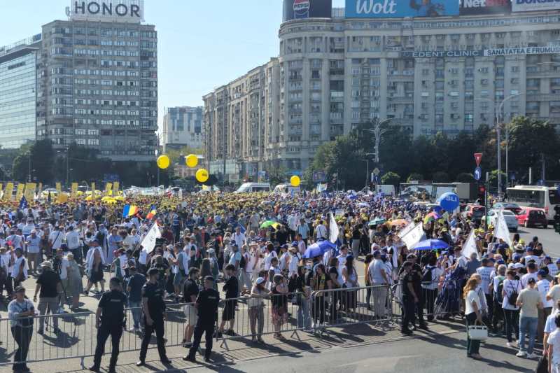Cele patru mari confederații sindicale organizează miercuri un protest în Piața Victoriei: „Nu mai tolerăm să fim victimele unui sistem de austeritate” Cele patru mari confederații sindicale organizează miercuri un protest în Piața Victoriei: „Nu mai tolerăm să fim victimele unui sistem de austeritate”
