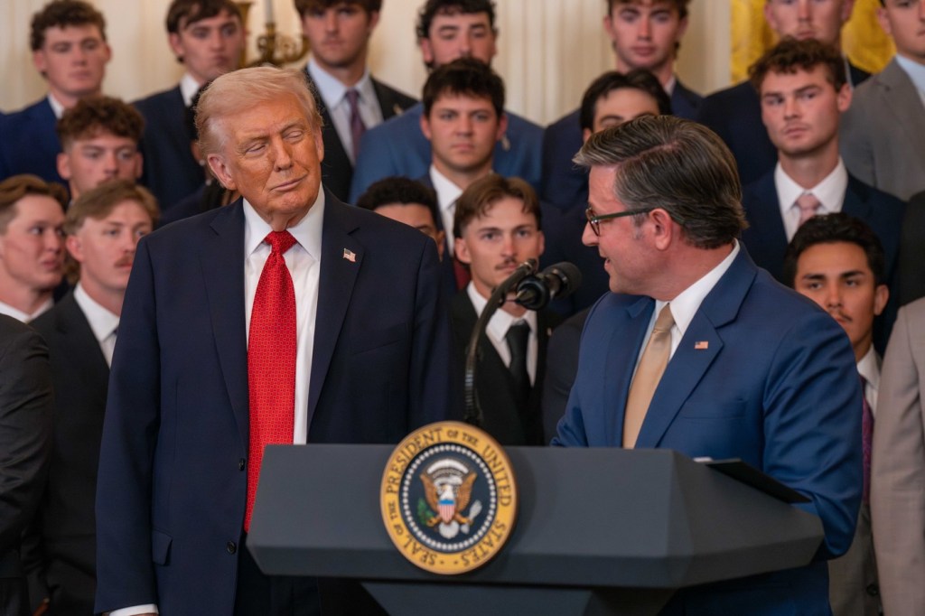 Deocamdată, Trump se retrage în legătură cu planul ce contravine Constituției SUA, însă sugerează „un grup de neoprit” pentru a-i succeda la Casa Albă.