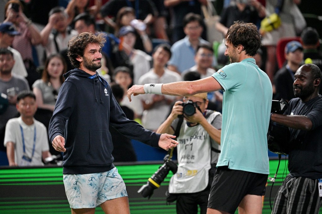 Doi tenismeni dispută finala unui prestigios turneu de tenis