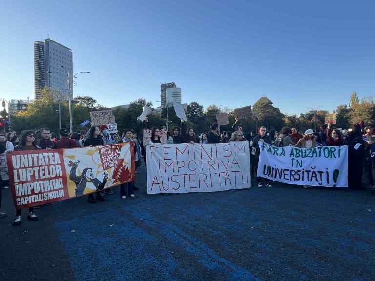 FOTO / VIDEO „Câte mai trebuie să moară?” Protest în Capitală și în alte orașe pentru protecția femeilor