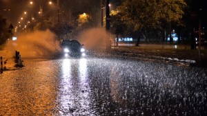 Furtună violentă în București: Arbori căzuți, cabluri rupte și autovehicule deteriorate