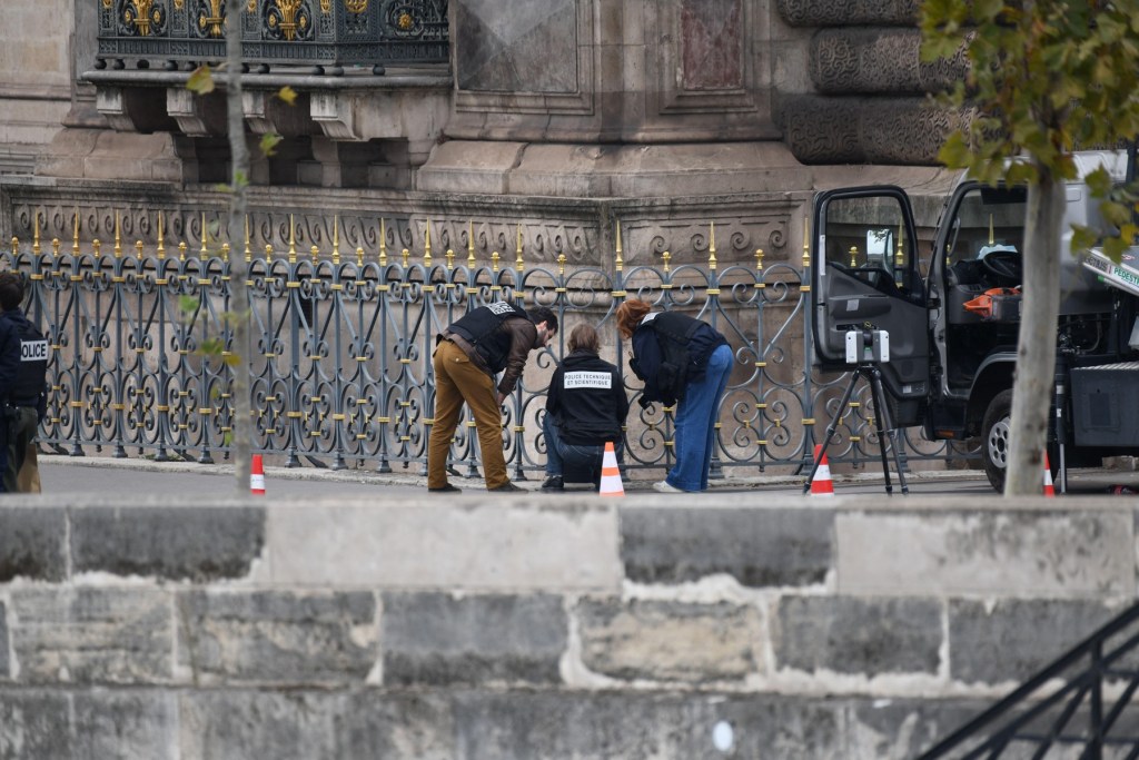 Greșelile făcute de infractorii de la Luvru: Revelațiile investigatorilor în situația impresionantului furt de bijuterii Greșelile făcute de infractorii de la Luvru: Revelațiile investigatorilor în situația impresionantului furt de bijuterii