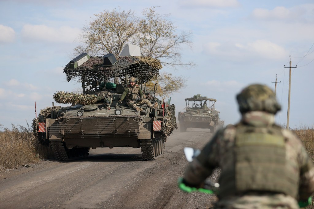 Kievul trimite forțe suplimentare în bastionul din Donețk, asediat de armata rusă de luni de zile: „Inamicul intenționează să ne obstrucționeze rutele logistice terestre” Kievul trimite forțe suplimentare în bastionul din Donețk, asediat de armata rusă de luni de zile: „Inamicul intenționează să ne obstrucționeze rutele logistice terestre”