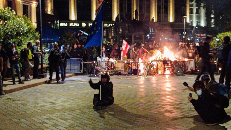 Proteste agresive în Georgia: Demonstrații au încercat să pătrundă în reședința prezidențială din Tbilisi, autoritățile au răspuns cu tunuri de apă