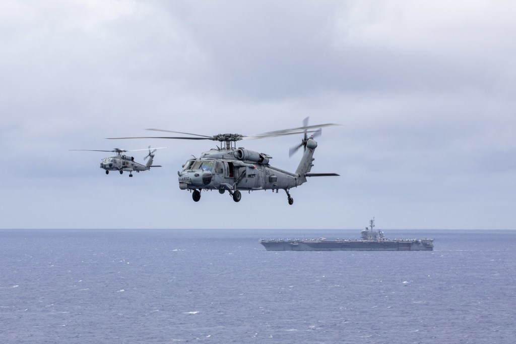 Trump oferă detalii cu privire la pierderea rapidă a unui avion Super Hornet și a unui elicopter Sea Hawk de către portavionul USS Nimitz al Marinei SUA. Trump oferă detalii cu privire la pierderea rapidă a unui avion Super Hornet și a unui elicopter Sea Hawk de către portavionul USS Nimitz al Marinei SUA.