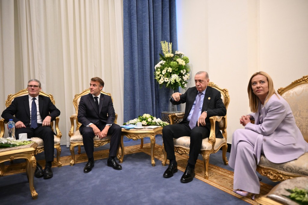 VIDEO: Erdogan îi spune Giorgiei Meloni că „arată minunat, dar trebuie să renunțe la obiceiul fumatului”. Răspunsul imediat: „Nu vreau să fac rău cuiva”