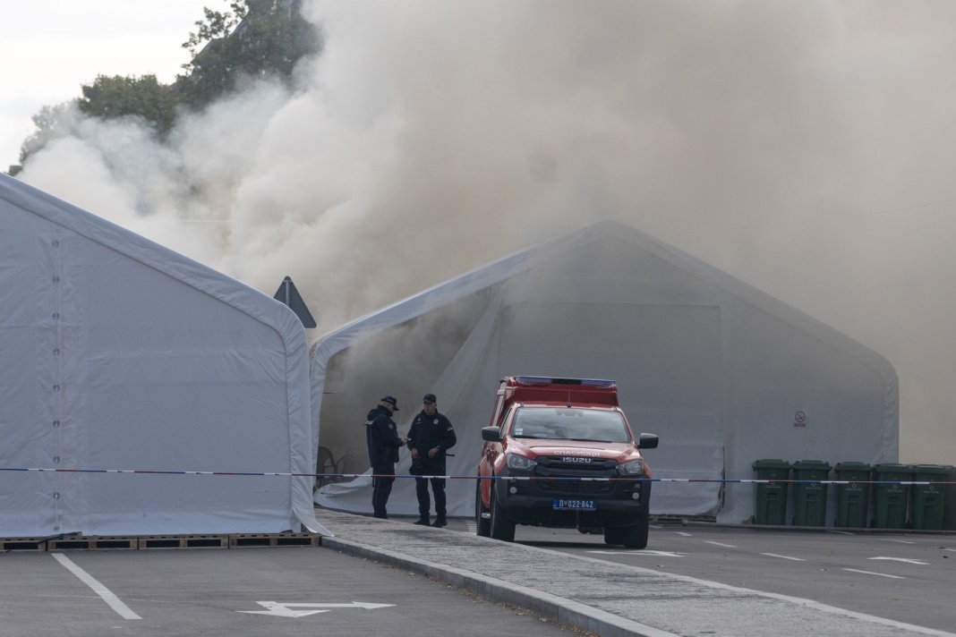 VIDEO Focuri de armă lângă parlamentul din Belgrad și un incendiu în aria susținătorilor pro-guvernamentali. Vucic condamnă un „act terorist”