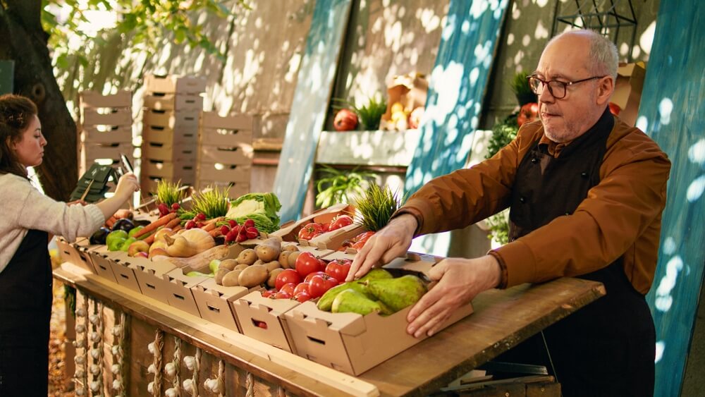 Team,Of,Local,Farmers,Putting,Price,Tags,And,Arranging,Products