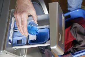 Eroarea ascunsă în curățarea hainelor: Ce greșiți cu utilizarea detergentului în mașina de spălat