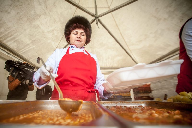 Fasole cu ciolan de 60.000 de euro, achiziționată din fonduri publice la Buftea cu ocazia zilei de 1 Decembrie / Suma, împărțită în trei contracte directe către aceeași companie