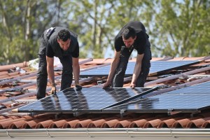 Fenomenul prosumatorilor: 10.000 de români și-au montat panouri fotovoltaice în septembrie / Scăderea facturii la energie electrică