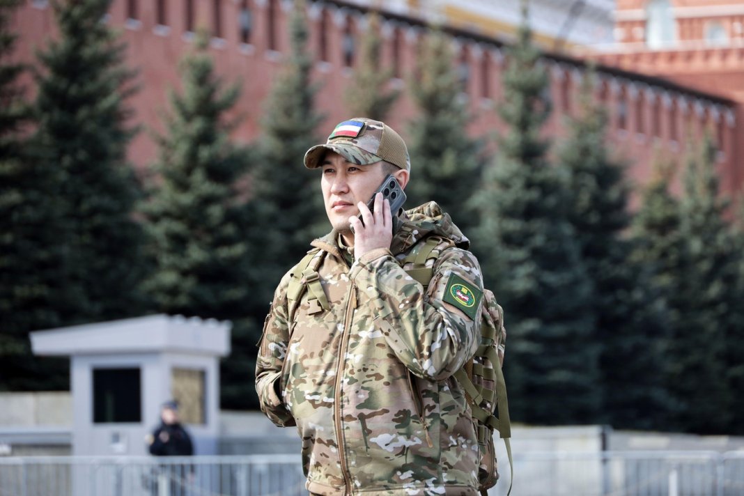 Rușii întorși în țară nu mai pot utiliza telefoanele timp de 24 de ore, generând teorii conspiraționiste.