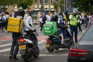 Tânăr arestat în Bucureşti după încercarea de a fura scuterul unui curier străin; martorii au intervenit