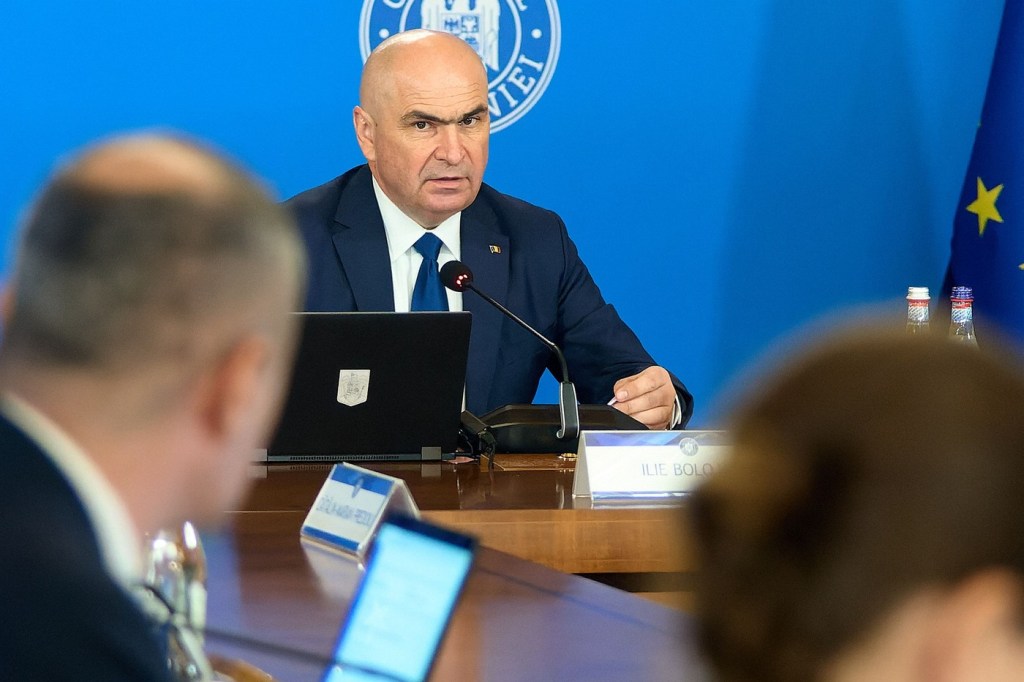 FOTO EXCLUSIV: Oferire specială de la Bolojan - cu puțin înainte de Crăciun, fiecare ministru a fost răsfățat cu o „babka” din Oradea.