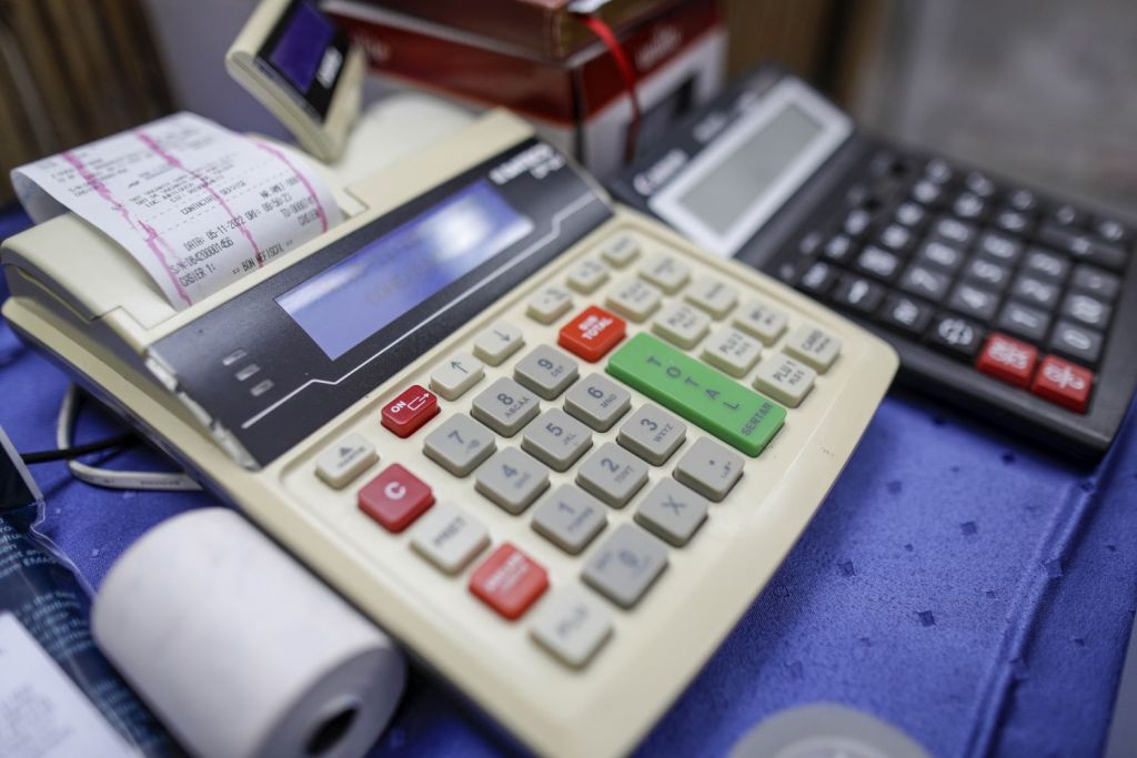 Guvernul amână încă o dată sancțiunile pentru absența codului QR pe bonul fiscal: cauzele și noua dată limită