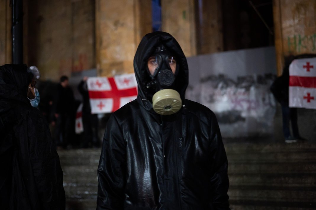 Guvernul din Georgia, acuzat de folosirea unei arme chimice din perioada Primului Război Mondial pentru a reprima protestele pro-europene masive