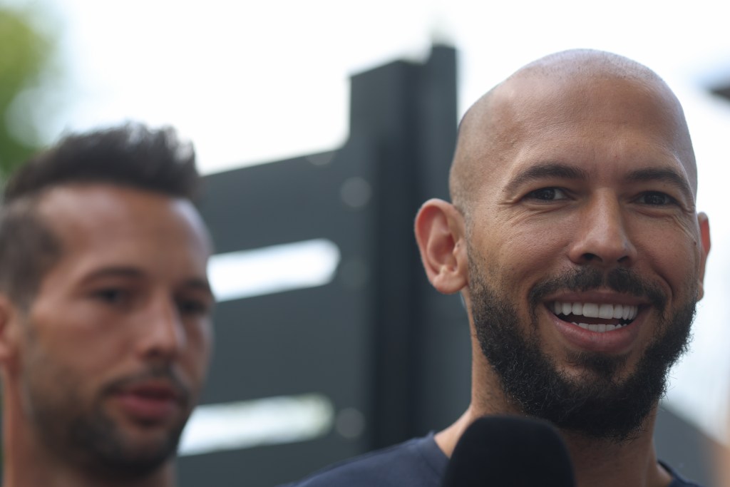 Prim-ministrul Regatului Unit, confruntat cu presiuni pentru a asigura extrădarea lui Andrew Tate: „Libertatea de a călători este o insultă la adresa justiției”