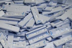 Un fost parlamentar croat și fiul său, acuzați de comercializarea a peste un milion de teste COVID-19 falsificate