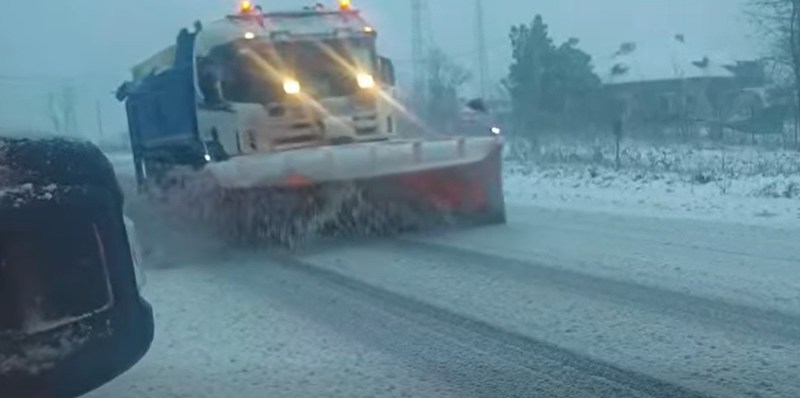 VIDEO Acțiunea autorităților pe căile afectate de zăpadă și furtună de ninsoare, care „complică operațiunile de deszăpezire”