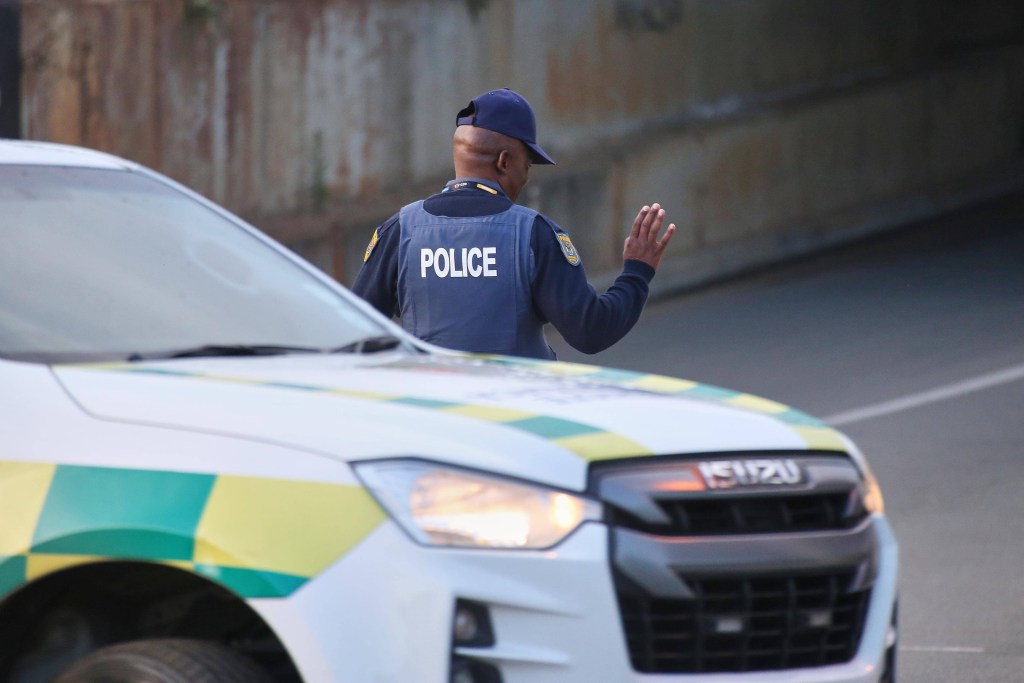 Zeci de indivizi împușcați pe stradă în apropiere de Johannesburg, având confirmate cel puțin 9 decese.