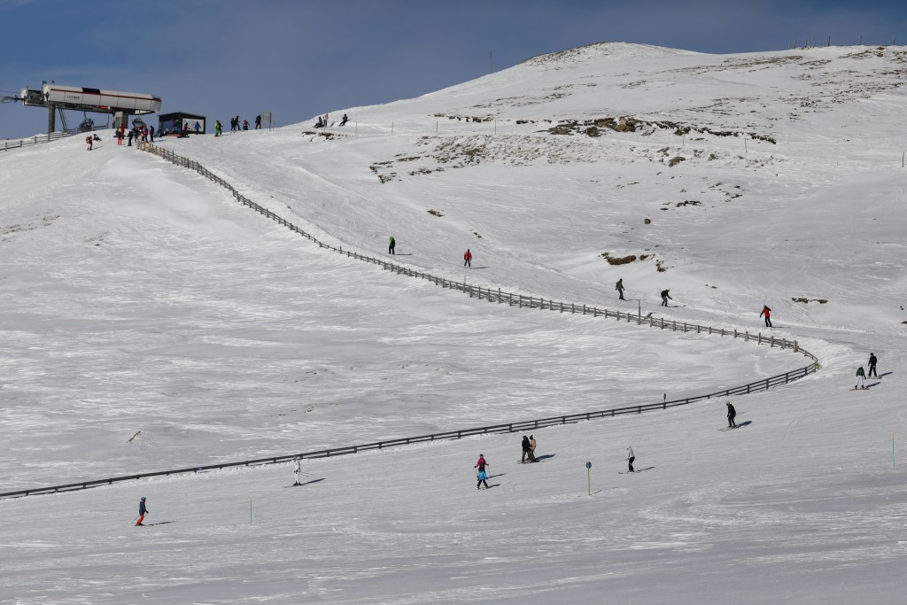 Agitație de turiști pe pârtiile de schi din Sinaia. Operatorii stațiunii atrag atenția că condițiile nu sunt potrivite pentru cei care sunt la început – FOTO