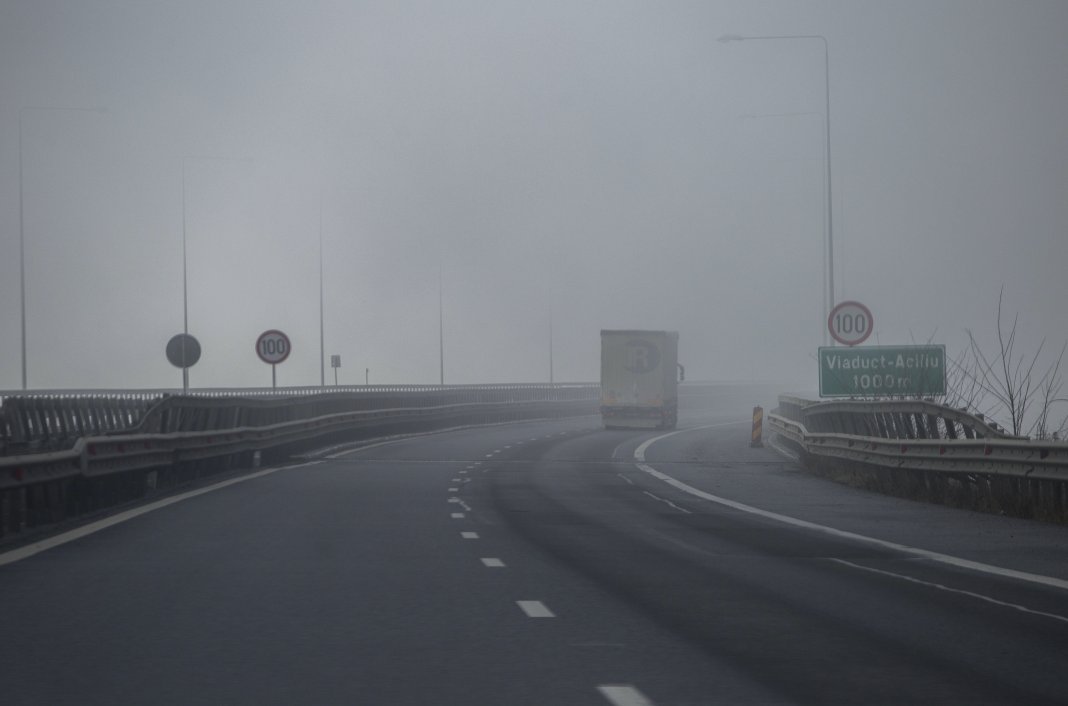 Ceață groasă și gheață pe drumurile rapide din România: Județele cu vizibilitate limitată