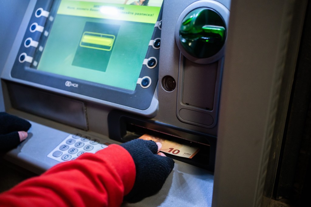 Comercianții din Bulgaria: E o nebunie, nu avem euro pentru rest. Taxiurile indică sume duble după conversia la euro.