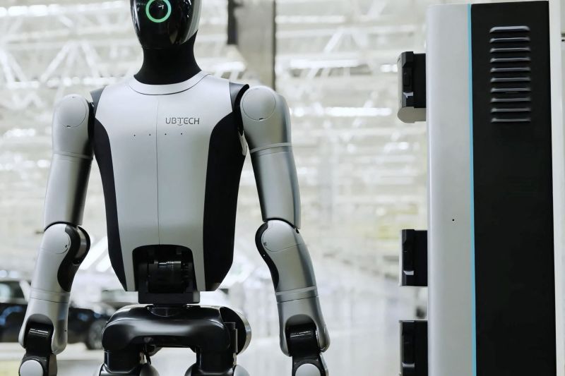 Directorul unei companii de mari dimensiuni din sector susține că androizii nu sunt aproape de a egala eficiența umană.