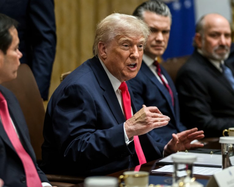 Donald Trump a fost observat din nou la Davos, având un echimoză pe brațul stâng. Casa Albă clarifică: S-a ciocnit de colțul mesei.