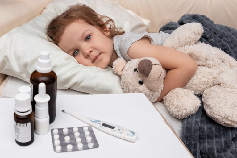 Gripă la copii: când se transformă într-o problemă serioasă și când este nevoie de tratament antiviral. Direcții pentru părinți.